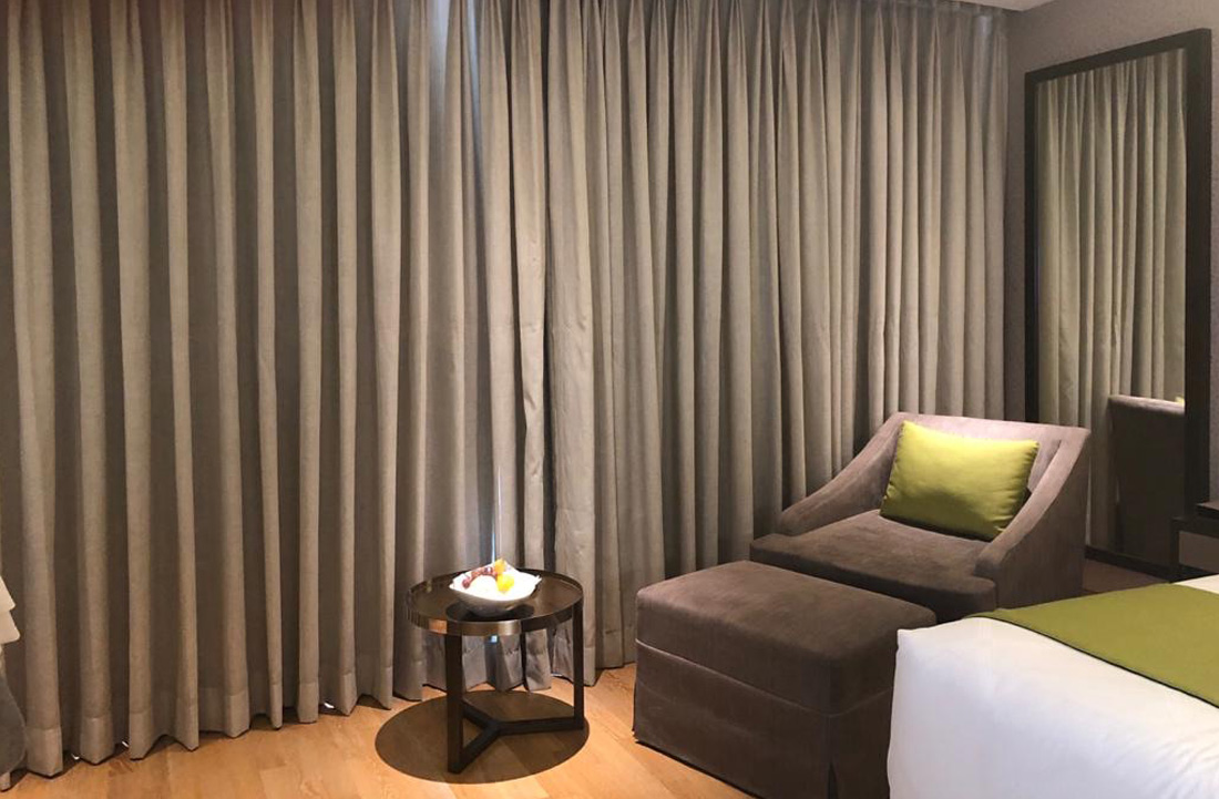 bedroom-with-brown-blackout-curtains