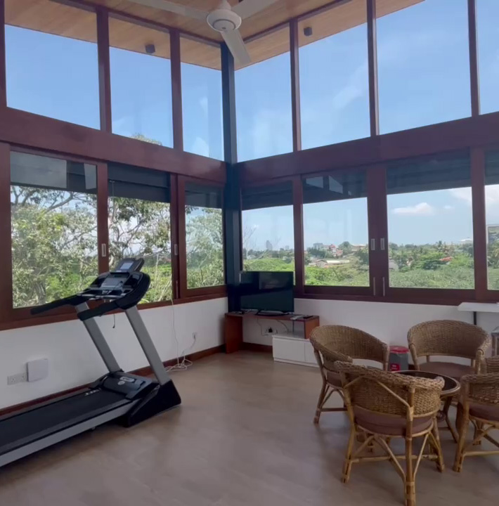beige-roman-blinds-in-apartment